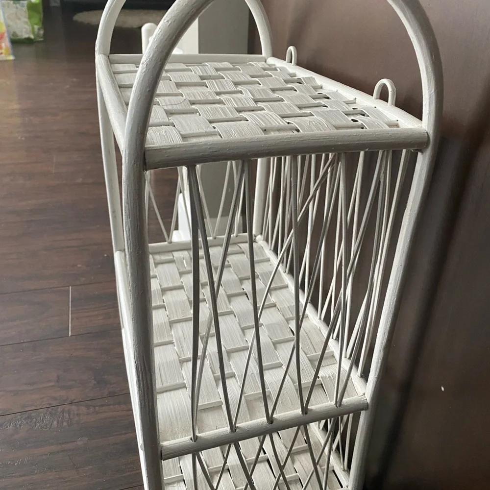Vintage White Wicker shelf with towel rack - Picture 4 of 6
